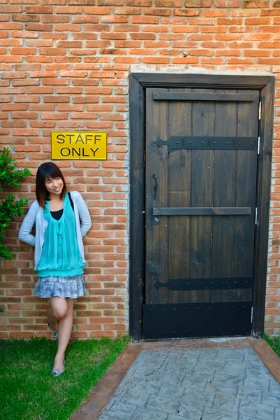 Cute Thai woman is standing outside the staff room — Stock Photo, Image