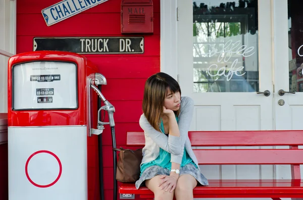 Menina tailandesa bonito está esperando no banco — Fotografia de Stock