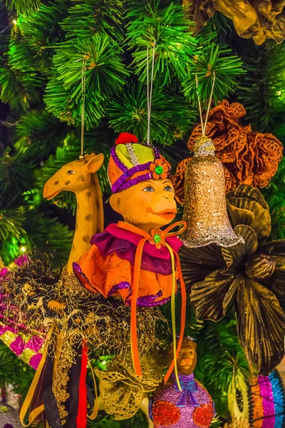 Colorati ornamenti e decorazioni dell'albero di Natale — Foto Stock