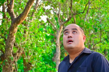 Adamın başının üstünde bir şey