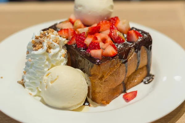 蜂蜜烤面包、 巧克力熔岩和草莓 — 图库照片