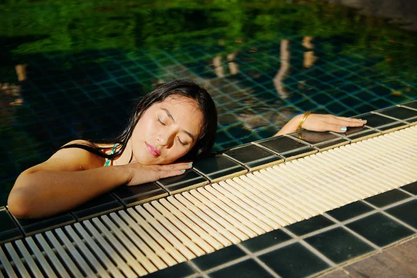 Mujer disfrutar de relajarse en la piscina — Foto de Stock