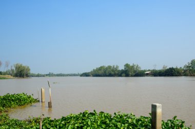 nehir mavi gökyüzü