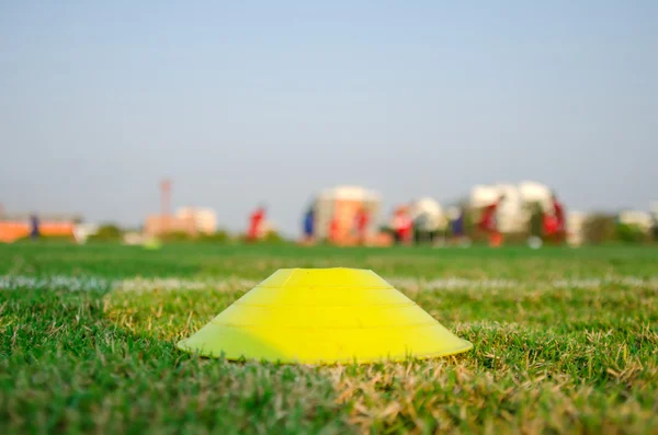 Спортивный конус на футбольной площадке — стоковое фото