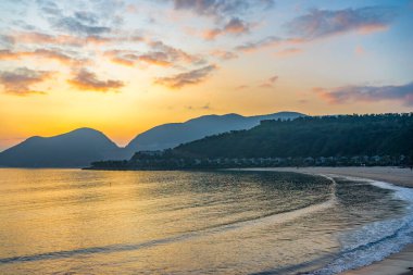 Denizin üzerinde gün batımı yalnız bir tekneyle