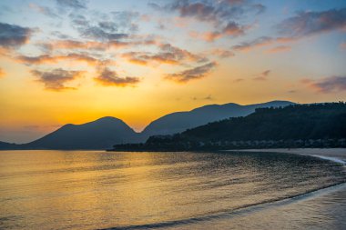 Denizin üzerinde gün batımı yalnız bir tekneyle