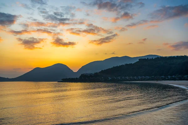 Denizin üzerinde gün batımı yalnız bir tekneyle