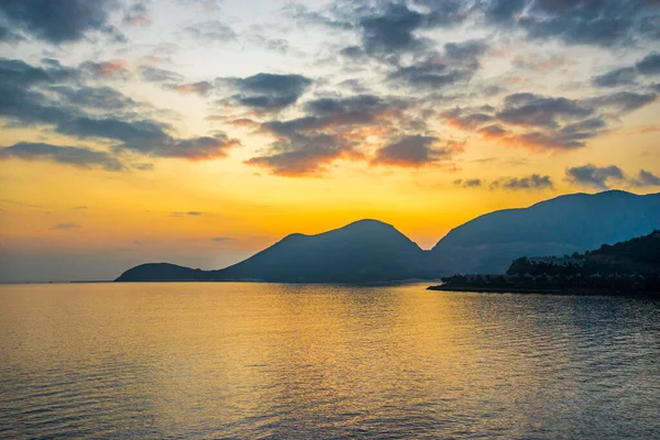 Denizin üzerinde gün batımı yalnız bir tekneyle