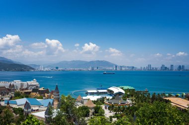 Nha Trang Şehri - Vietnam 23 Nisan 2022 VinPearl Nha Trang tatil köyünde güneşli bir gün