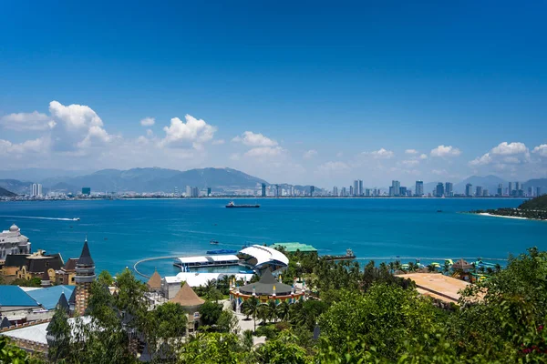 Nha Trang Şehri - Vietnam 23 Nisan 2022 VinPearl Nha Trang tatil köyünde güneşli bir gün