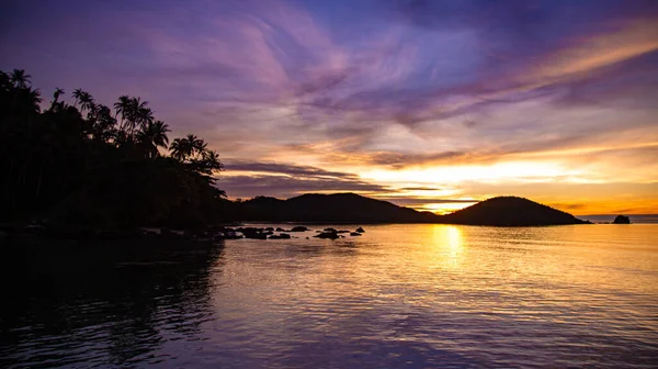Όμορφο ηλιοβασίλεμα πάνω από koh Mak τροπικό νησί και την παραλία του, κοντά koh Chang, Trat, Ταϊλάνδη — Φωτογραφία Αρχείου