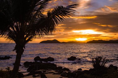 Koh Chang, Trat, Tayland yakınlarındaki Koh Mak tropikal adasının üzerinde güzel bir günbatımı.