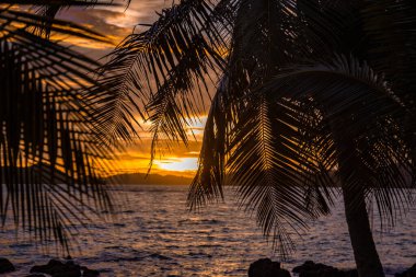 Koh Chang, Trat, Tayland yakınlarındaki Koh Mak tropikal adasının üzerinde güzel bir günbatımı.