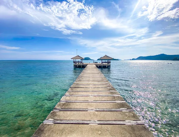 Die tropische Insel Koh Mak mit ihrem langen Holzsteg im Meer, in der Nähe von Koh Chang, Trat, Thailand — Stockfoto