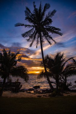 Koh Chang, Trat, Tayland yakınlarındaki Koh Mak tropikal adasının üzerinde güzel bir günbatımı.