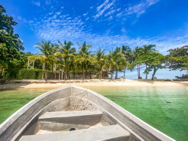 Güzel tropik ada Koh Kham, volkanik kayalıkları olan beyaz kumsal, Koh Mak, Trat, Tayland yakınlarında.