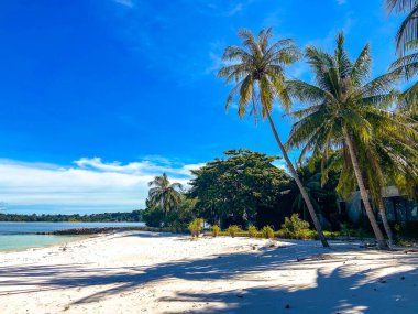 Güzel tropik ada Koh Kham, volkanik kayalıkları olan beyaz kumsal, Koh Mak, Trat, Tayland yakınlarında.