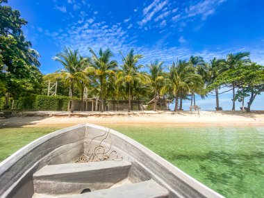 Güzel tropik ada Koh Kham, volkanik kayalıkları olan beyaz kumsal, Koh Mak, Trat, Tayland yakınlarında.