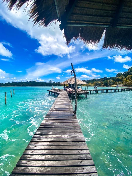 Denizde ahşap bir sahil barı ve Koh Mak adasında bir kulübe, Trat, Tayland