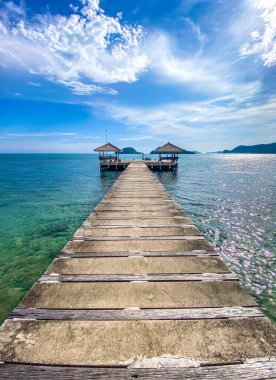 Koh Mak tropikal adası ve denizdeki uzun tahta iskelesi, Koh Chang, Trat, Tayland yakınlarında.