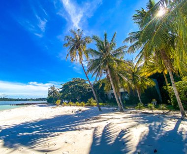 Güzel tropik ada Koh Kham, volkanik kayalıkları olan beyaz kumsal, Koh Mak, Trat, Tayland yakınlarında.