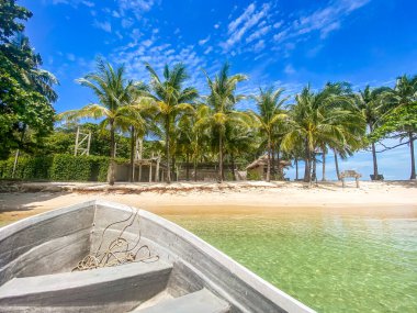 Güzel tropik ada Koh Kham, volkanik kayalıkları olan beyaz kumsal, Koh Mak, Trat, Tayland yakınlarında.