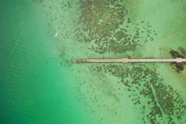 Güzel tropik ada Koh Kham, volkanik kayalıkları olan beyaz kumsal, Koh Mak, Trat, Tayland yakınlarında.