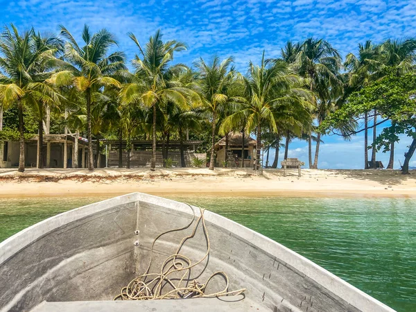 Güzel tropik ada Koh Kham, volkanik kayalıkları olan beyaz kumsal, Koh Mak, Trat, Tayland yakınlarında.