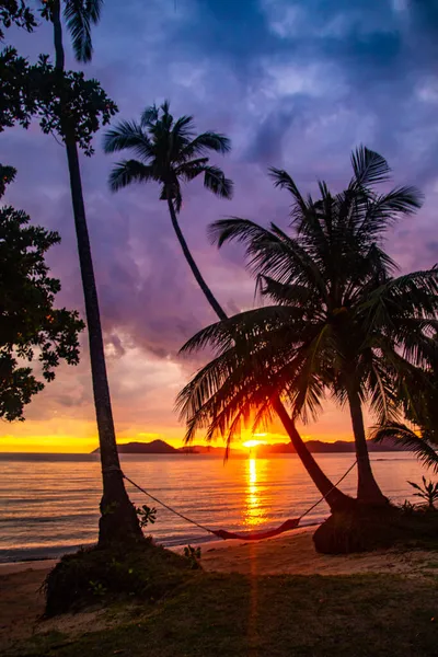 Piękny zachód słońca nad Koh Mak tropikalnej wyspie i jego plaży, w pobliżu koh Chang, Trat, Tajlandia — Zdjęcie stockowe