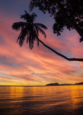 Koh Chang, Trat, Tayland yakınlarındaki Koh Mak tropikal adasının üzerinde güzel bir günbatımı.