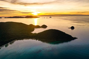 Denizde ahşap bir sahil barı ve Koh Mak adasında bir kulübe, Trat, Tayland
