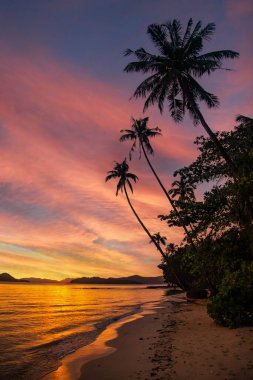 Koh Chang, Trat, Tayland yakınlarındaki Koh Mak tropikal adasının üzerinde güzel bir günbatımı.