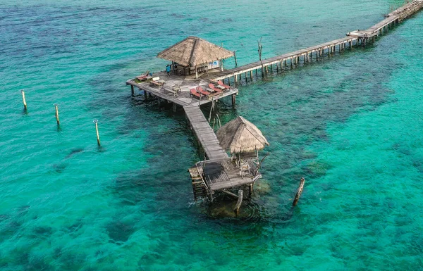 タイ、トラット島、コマック島の桟橋上の海と小屋の木製のビーチバー — ストック写真