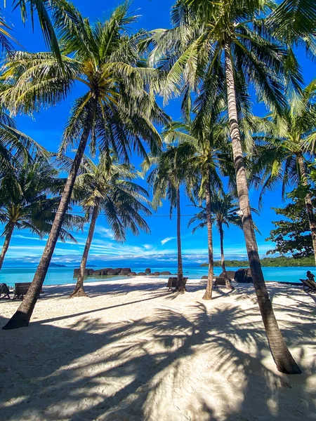 Bella isola tropicale koh Kham, spiaggia di sabbia bianca con rocce vulcaniche, vicino a koh Mak, Trat, Thailandia — Foto Stock