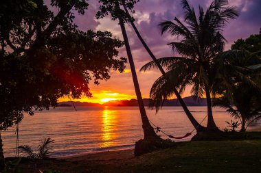 Koh Chang, Trat, Tayland yakınlarındaki Koh Mak tropikal adasının üzerinde güzel bir günbatımı.
