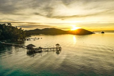 Denizde ahşap bir sahil barı ve Koh Mak adasında bir kulübe, Trat, Tayland