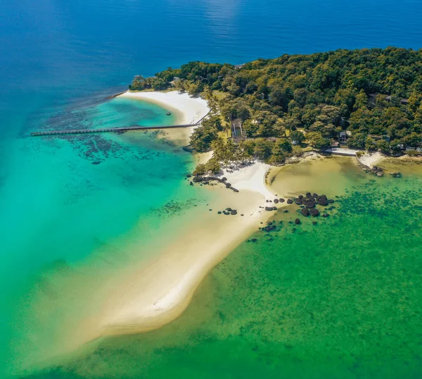 Güzel tropik ada Koh Kham, volkanik kayalıkları olan beyaz kumsal, Koh Mak, Trat, Tayland yakınlarında.