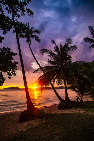 Belo pôr do sol sobre a ilha tropical Koh Mak e sua praia, perto de Koh Chang, Trat, Tailândia — Fotografia de Stock