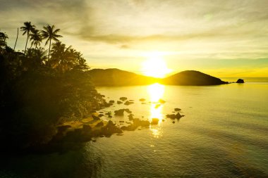 Koh Chang, Trat, Tayland yakınlarındaki Koh Mak tropikal adasının üzerinde güzel bir günbatımı.