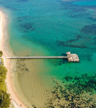 Koh Mak tropikal adası ve denizdeki uzun tahta iskelesi, Koh Chang, Trat, Tayland yakınlarında.