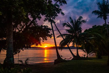 Koh Chang, Trat, Tayland yakınlarındaki Koh Mak tropikal adasının üzerinde güzel bir günbatımı.