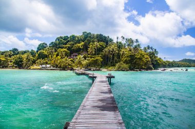 Denizde ahşap bir sahil barı ve Koh Mak adasında bir kulübe, Trat, Tayland