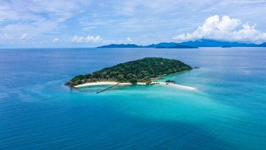 Güzel tropik ada Koh Kham, volkanik kayalıkları olan beyaz kumsal, Koh Mak, Trat, Tayland yakınlarında.