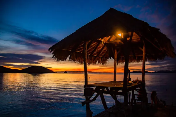 Ηλιοβασίλεμα πάνω από το ξύλινο beach bar στη θάλασσα και καλύβα στην προβλήτα στο νησί Koh Mak, Τρατ, Ταϊλάνδη — Φωτογραφία Αρχείου