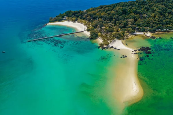 Hermosa isla tropical koh Kham, playa de arena blanca con rocas volcánicas, cerca de koh Mak, Trat, Tailandia —  Fotos de Stock