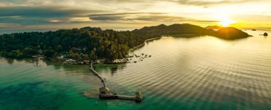 Denizde ahşap bir sahil barı ve Koh Mak adasında bir kulübe, Trat, Tayland