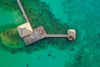 Denizde ahşap bir sahil barı ve Koh Mak adasında bir kulübe, Trat, Tayland