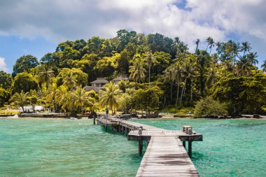 Denizde ahşap bir sahil barı ve Koh Mak adasında bir kulübe, Trat, Tayland