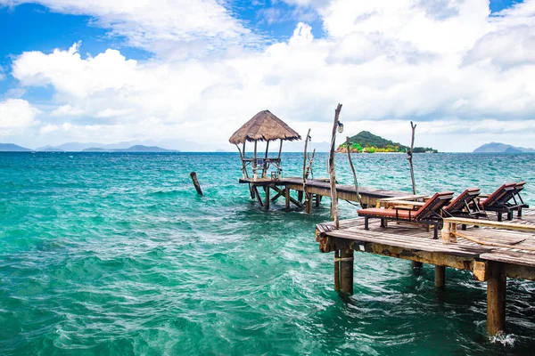 Holzstrand-Bar im Meer und Hütte am Pier auf der Insel Koh Mak, Trat, Thailand — Stockfoto
