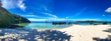 Güzel tropik ada Koh Kham, volkanik kayalıkları olan beyaz kumsal, Koh Mak, Trat, Tayland yakınlarında.